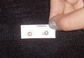 Brinco peq. Florzinha dourada com strass